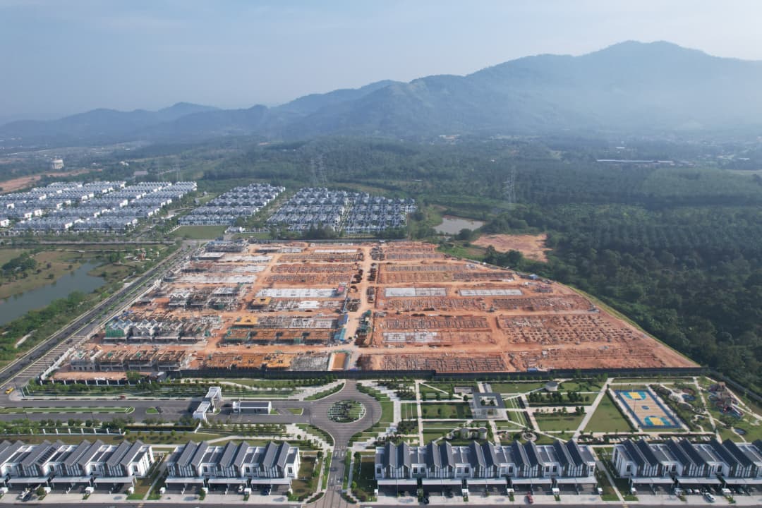 For Phase 3, pile cap completed. Installation of ground beam, slab formwork and concreting works in progress. 1st Floor Slab & Roof beam formwork and rebar in-progress. Brickworks in progress.  For Phase 4, Pile cap completed. Installation of ground beam, slab formwork and concreting works in progress. 1st Floor Slab & Roof beam formwork and rebar in-progress. Brickworks in progress.